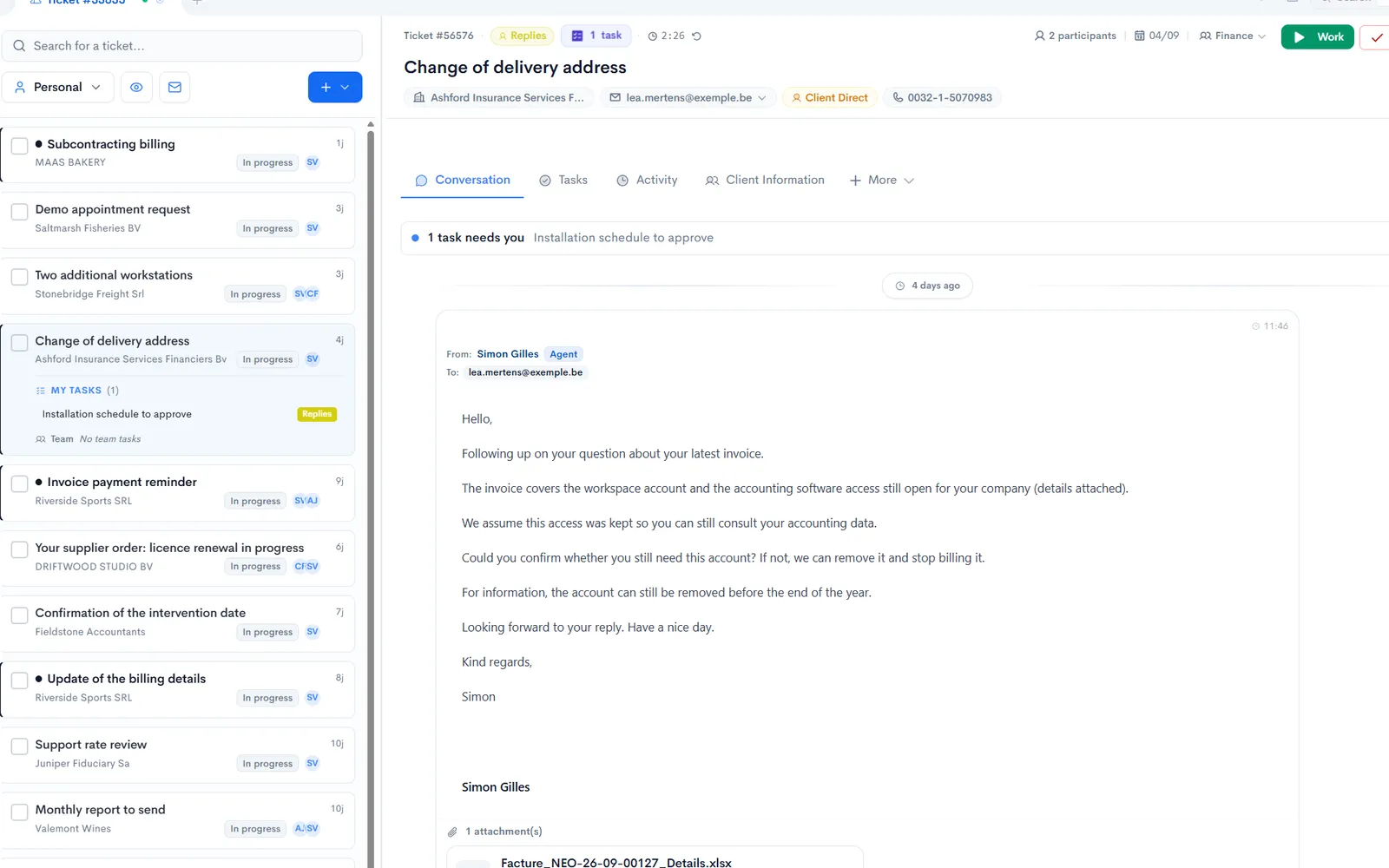 Un ticket dans la boîte de réception de Neoo : les demandes à gauche, l’échange avec le client à droite.