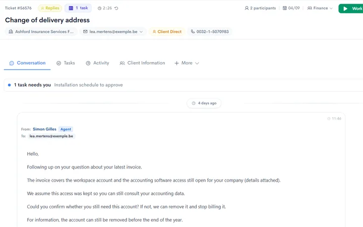 Ticket dans Neoo : client, contact et type de client en tête, tâche à traiter, conversation avec le client et pièce jointe.