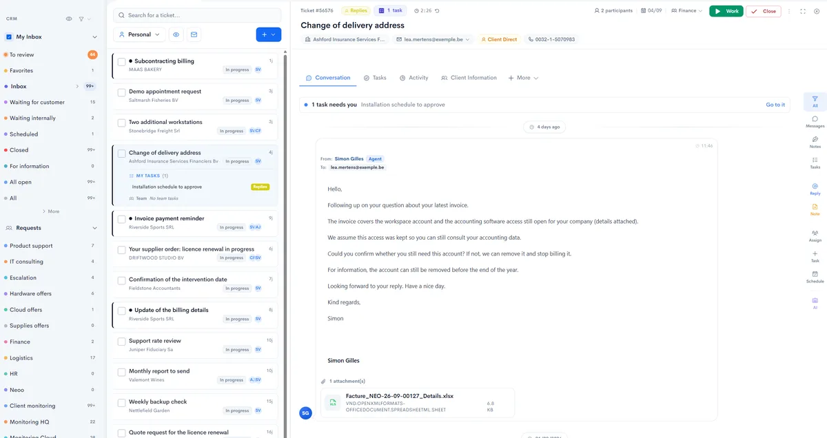 Boîte de réception de Neoo : vues personnelles et files d’équipe, liste des tickets avec leurs tâches, et un ticket ouvert avec son client, son contact et la conversation.